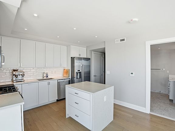 5th image of 925 N Fairfax St #902