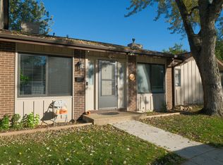 563 Forum Dr, Roselle, IL 60172