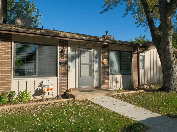 563 Forum Dr, Roselle, IL 60172