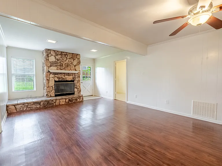 105 E Woodbury Dr — Photo 22