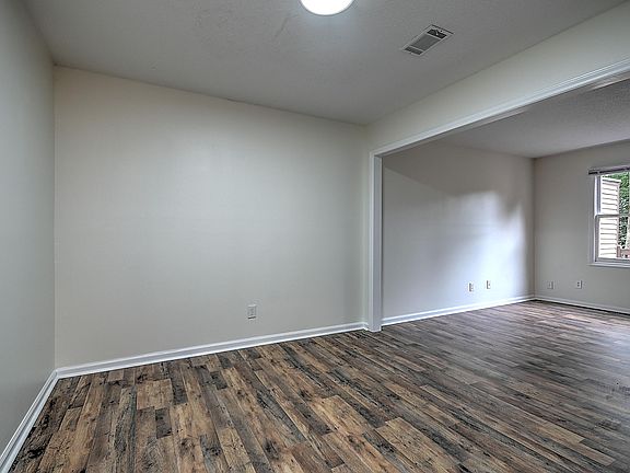 3rd image of 2203 Greenbriar Cir APT 5