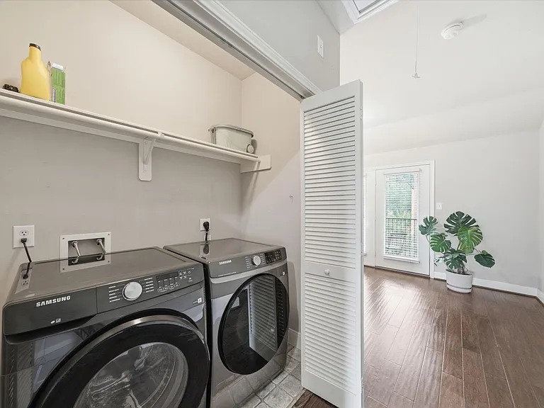1716 Elgin St — Photo 31