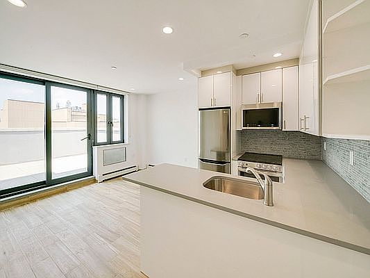 4th image of 3079 31st St