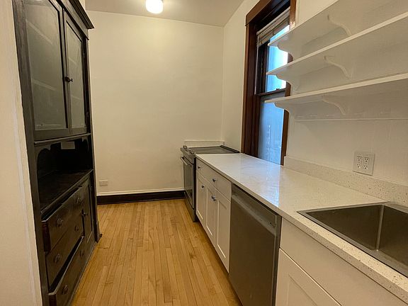 4th image of 1632 N Wood St #2