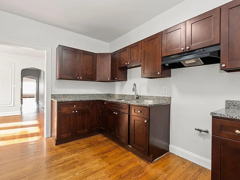 7521 S Essex Ave — Photo 3