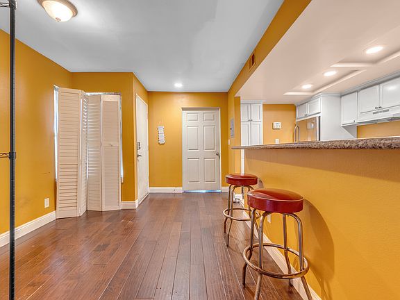 5th image of 620 W Hyde Park Blvd Unit 124