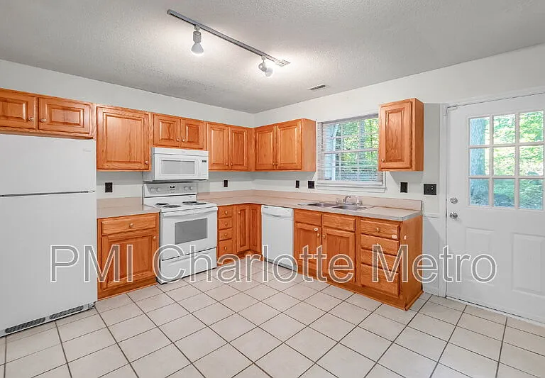 10800 Whittersham Dr — Photo 9