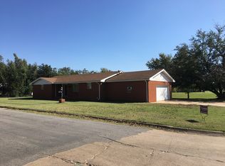 220 E Pine St, Fairview, OK 73737