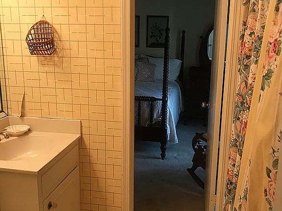 Bath connected to Br 3 & 4