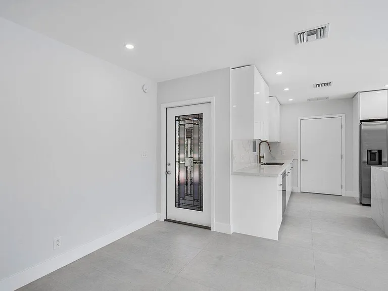 46 SW 9th Ave — Photo 6