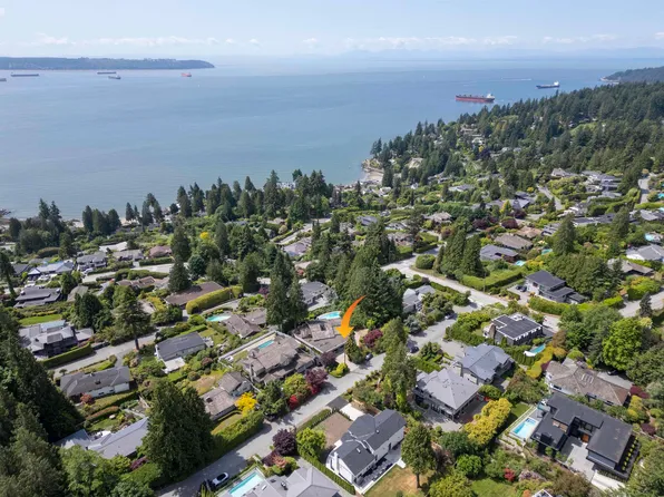 3180 Westmount Pl, West Vancouver, BC V7V 3G3