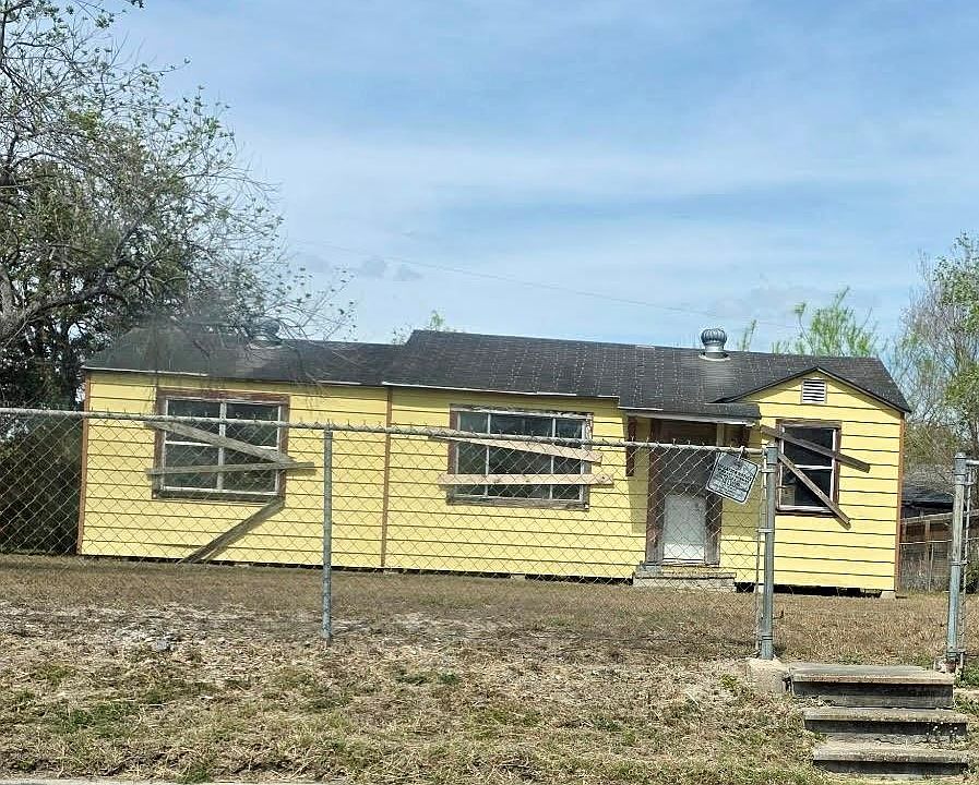 1st image of 319 E Ricky Crossland Ave