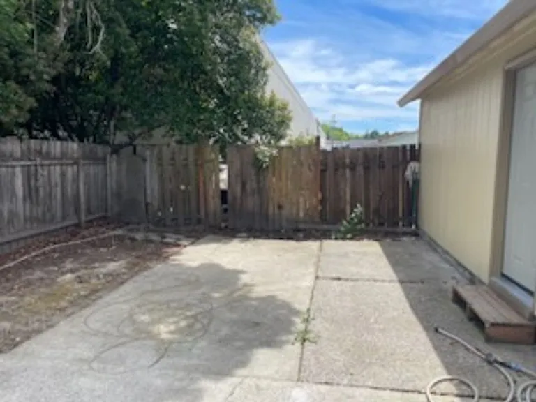 922 NE 21st Ave — Photo 17