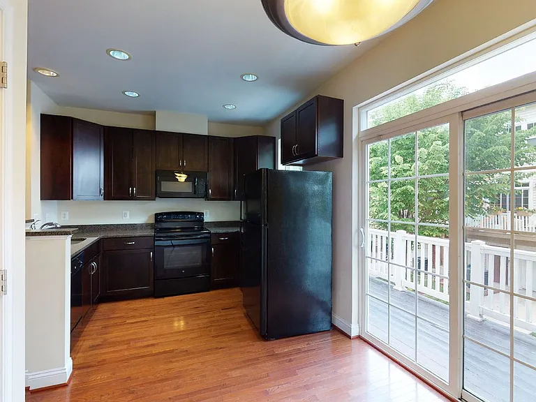 720 Barnes St NE — Photo 16