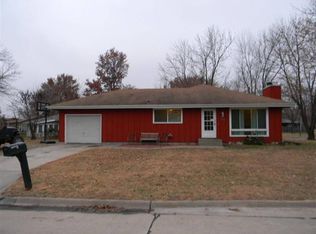 1919 Lilac Ln, Manhattan, KS 66502