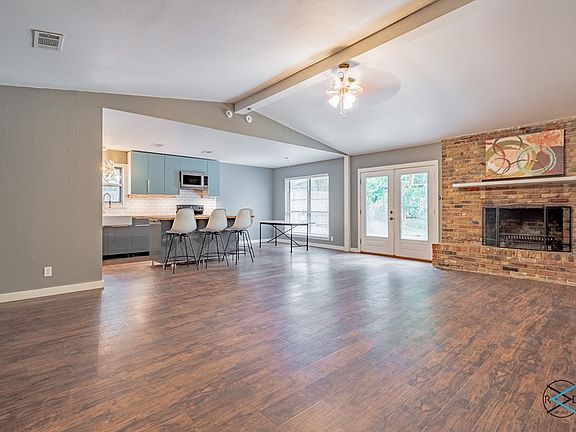 2nd image of 715 Ravenwood Dr