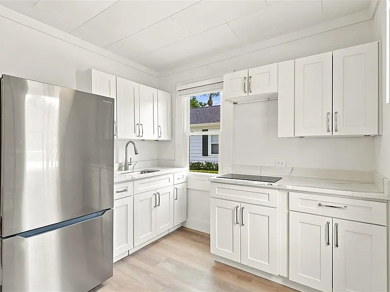 2704 E Jefferson St — Photo 29