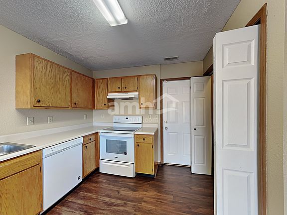 3rd image of 634 Deer Trail Dr