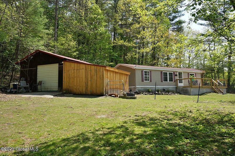 3rd image of 924 Chestnut Hill Road