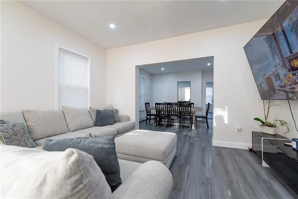 2 bed, 1.0 bath, 1140 sqft, $2,000 — Photo 3