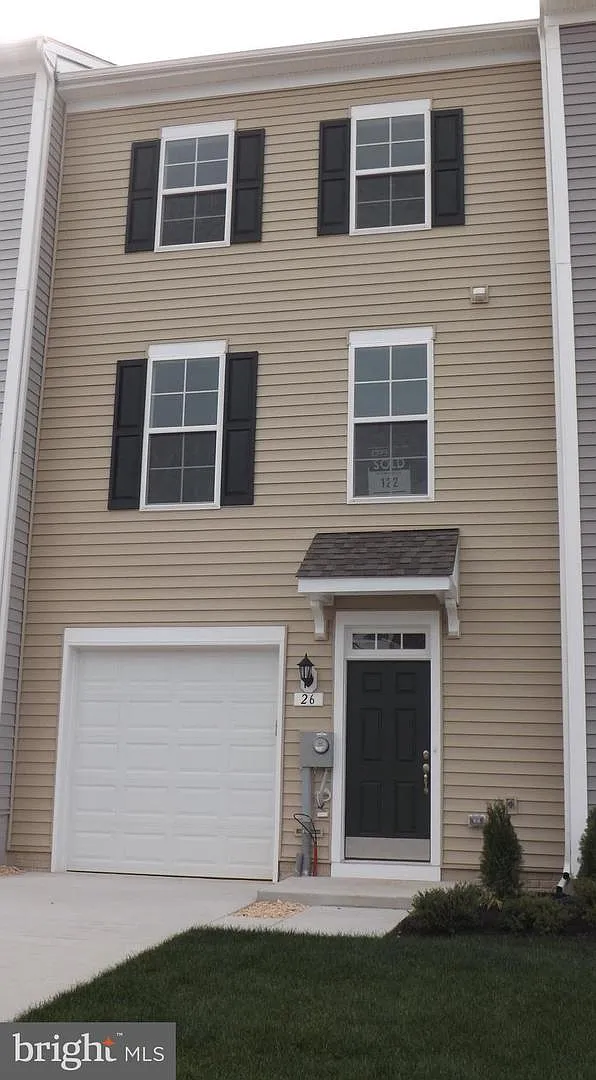 3 bed, 3.5 bath, 1900 sqft, $1,795 — Photo 1