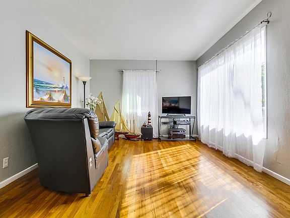 5th image of 3437 Whiteside St