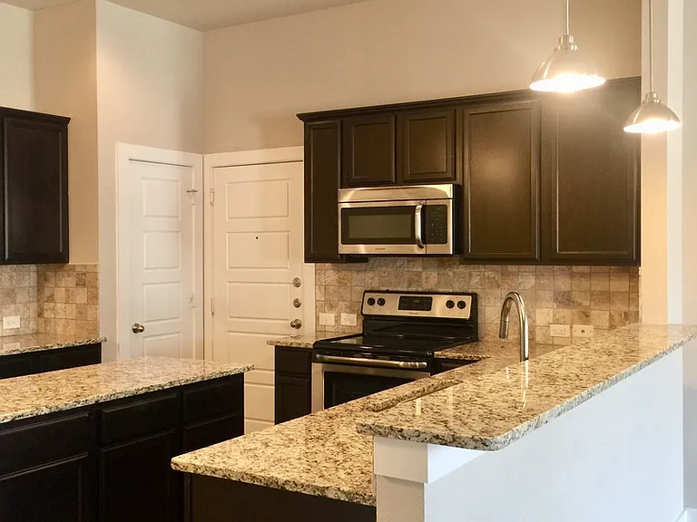 914 Chaparral Trl — Photo 4
