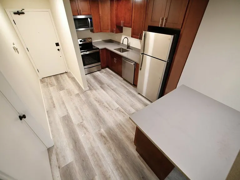 95 Linda Apartments — Photo 8
