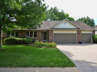 5201 Pond View Cir, Des Moines, IA 50317