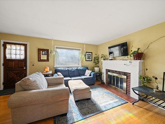 2nd image of 301 Edgewood Rd