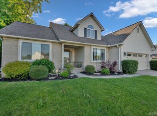 966 Glenmoor Dr, Oxford, MI 48371