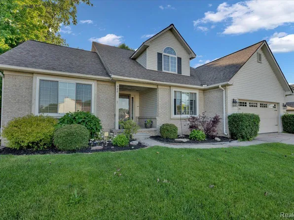 966 Glenmoor Dr, Oxford, MI 48371