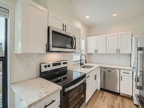 3rd image of 31628 W Commercial St #202