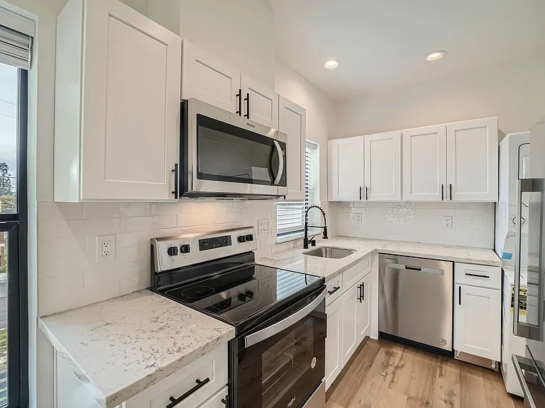 31628 W Commercial Street — Photo 18