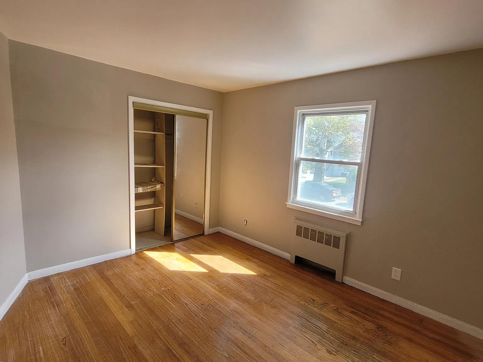 3 bed, 1200 sqft, $3,950 — Photo 2