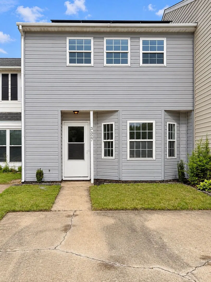 Charming 2 bedroom, 1.5 bath Townhouse available at The Lakes — Photo 1