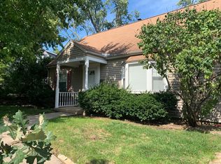 221 W Stonegate Rd, Peoria, IL 61614