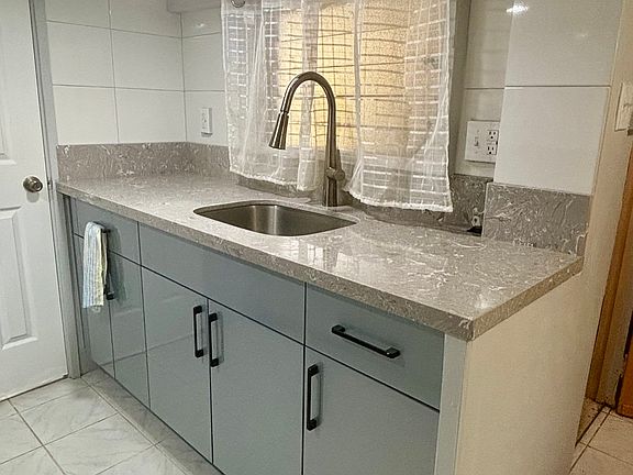 5th image of 3160 Lincoln Ave #3