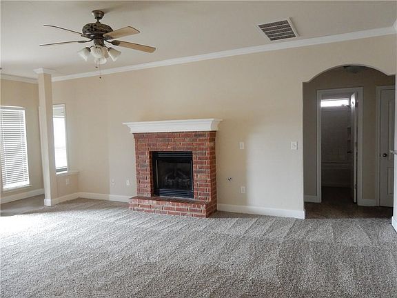 Gas log fireplace