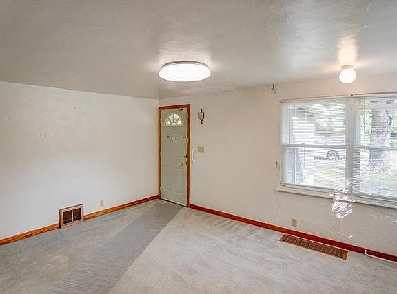5th image of 628 Valley Dr