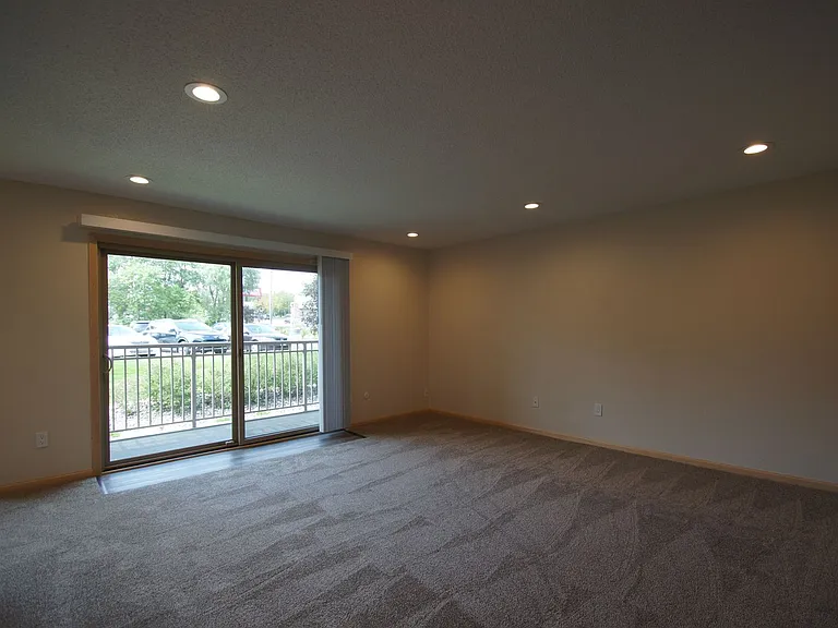 Larpenteur Estates Apartments — Photo 100
