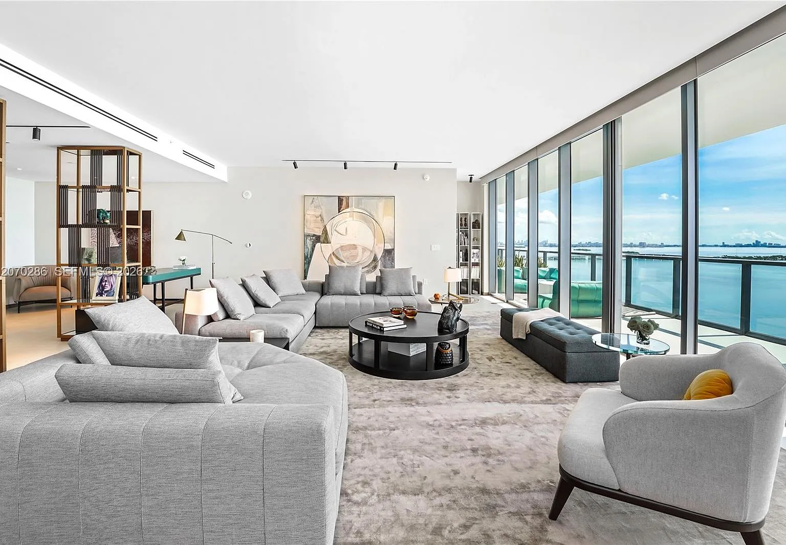 The Elysee Condo — Photo 2