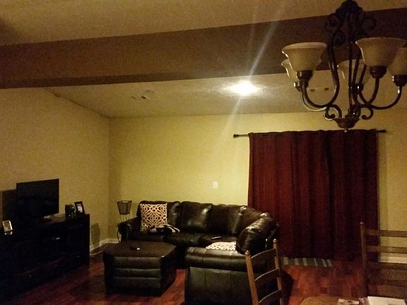 Living rm with laminate floors. Easy to maintain