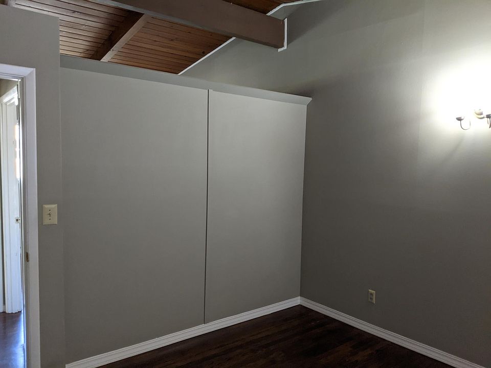 Vaulted ceiling. Limited noise privacy between bedrooms.