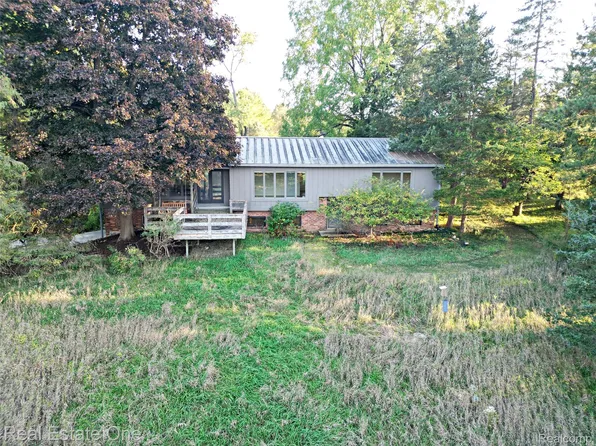 895 Rowe Rd, Milford, MI 48380