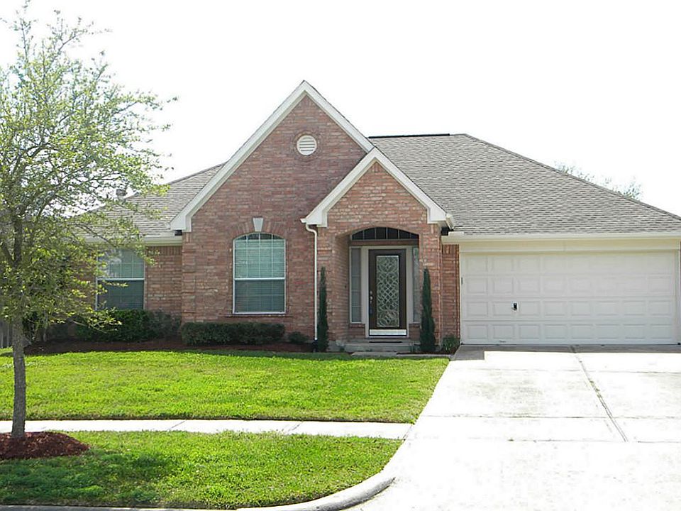 THIS ATTRACTIVE MANCHESTER BUILT HOME IS CONVENIENTLY LOCATED IN THE EVER POPULAR SOUTH SHORE HARBOU