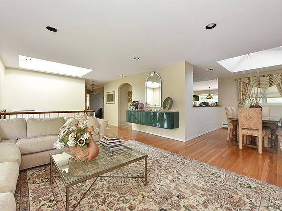 2nd image of 32 Beatrice Ln