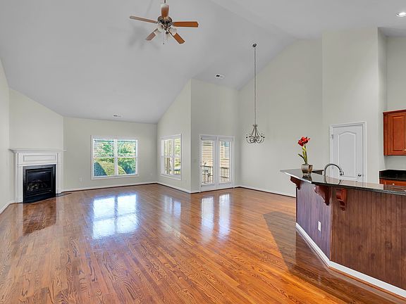 4th image of 27 Pine Island Dr