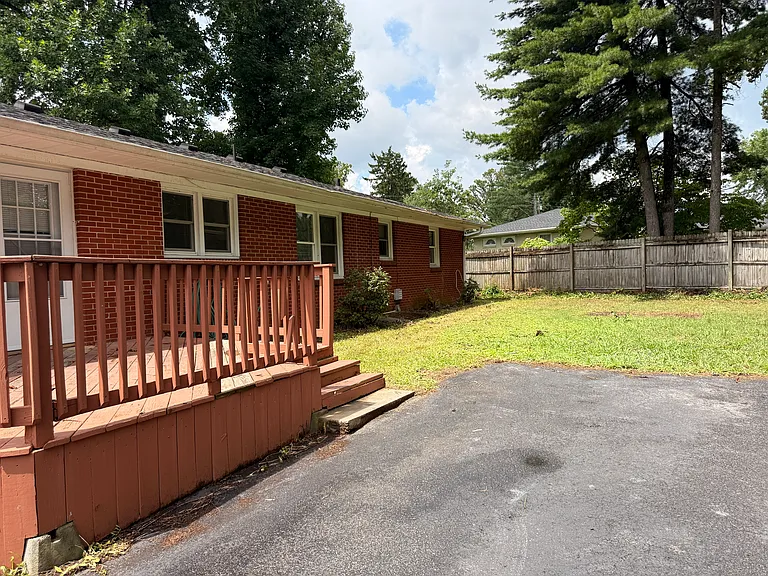910 Sawyer Dr — Photo 1
