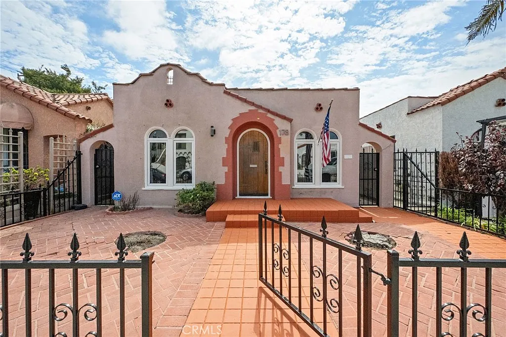 2 bed, 850 sqft, $4,100 — Photo 1